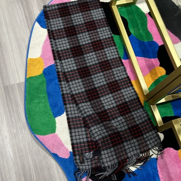 Gently used scarf for men 100% authentic great for everyday wear and night out - Picture 5 of 9